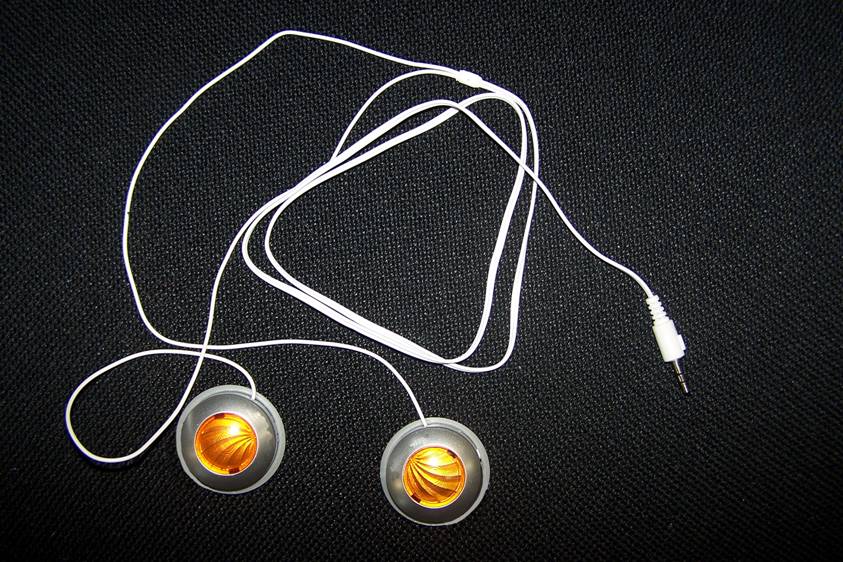 large quantity of earphones wanted