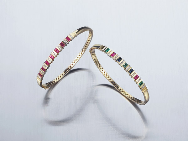 Sell 18KY DIAMOND BANGLE