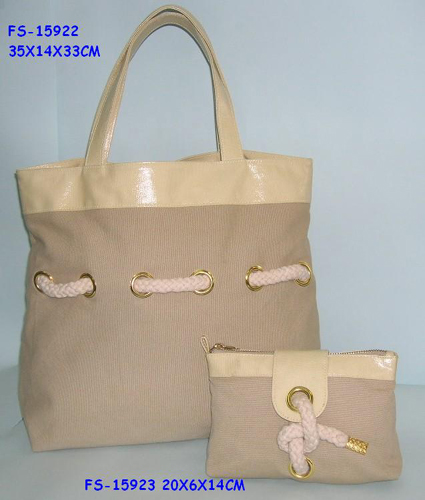 Shopping bag with cosmetic pouch