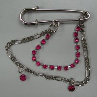 Single pin chain with diamonds