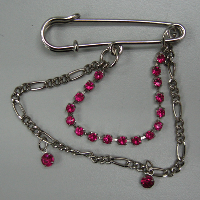 Single pin chain with diamonds