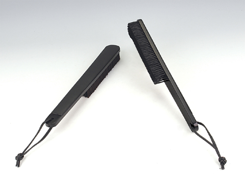 Cloth brush