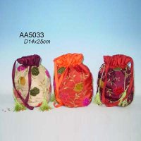 Embroidery fabric pochette