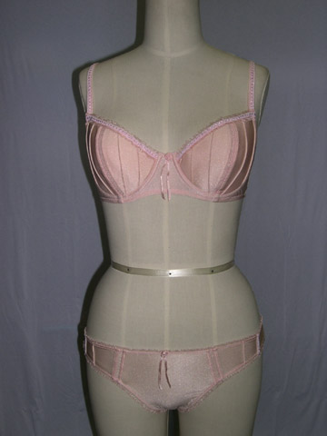 Underwired padded bra with hipster pant