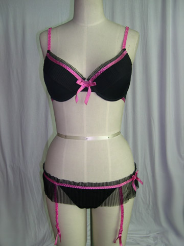 Underwired bra with thong & suspender