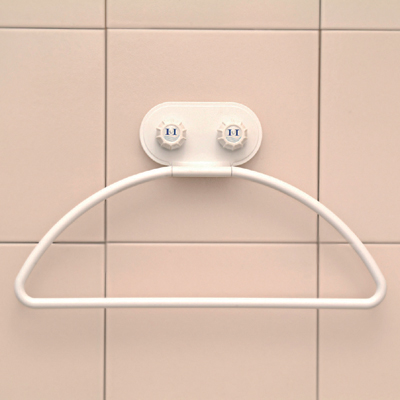 PLASTIC TOWEL HOLDER WITH 2 SUCTION CUPS