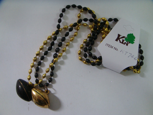 HANDSTRUNG/MOT W/MEDALLION