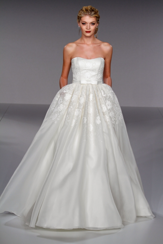 2011 Modern Ball Gown Organza Wedding Dress