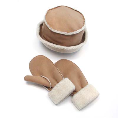 Mitten/Hat: Main- Polyester / Lining- Acrylic