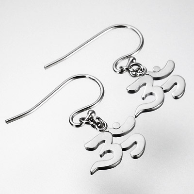 SILVER EARRING W/OM WORD