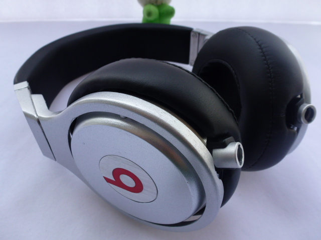Sell beats pro high professional headphones by dr.dre in white and black