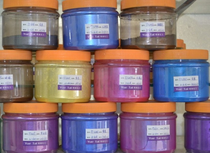Colored Pearlescent Pigments