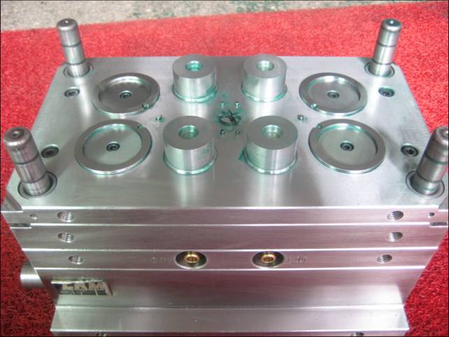 Sell injection mould