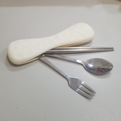 Cutlery set in silicone pouch