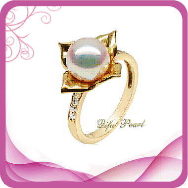 Flower 9k Gold Ring With Pearl And Diamonds.