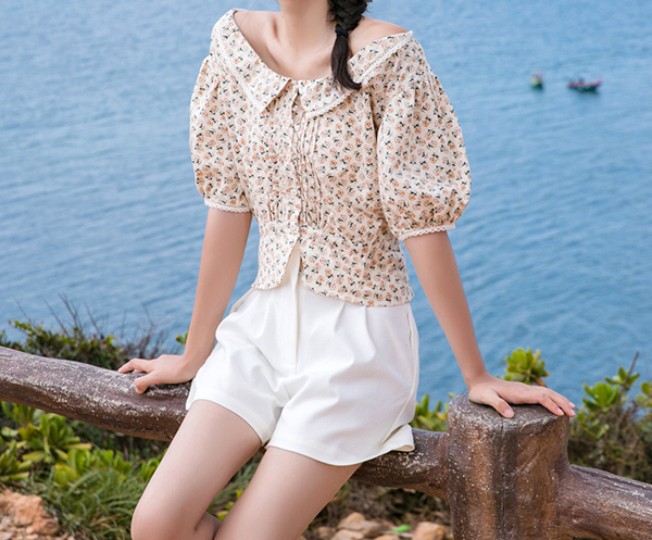 Delicate Cropped Floral Print Short Sleeve Shirt